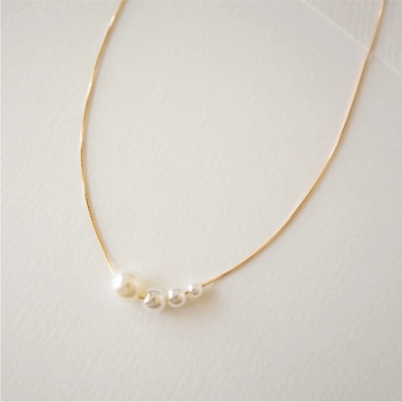 NWOT Pearl Gold Necklace - Picture 2 of 3